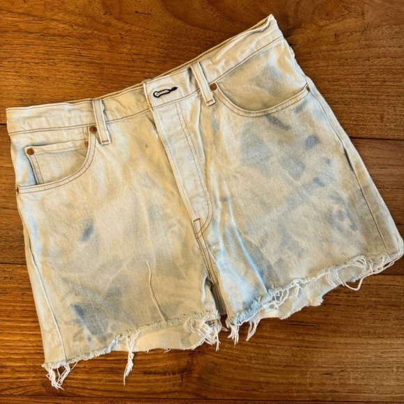 Levi' Premium Ribcage Straight Whitewashed Denim Frayed Shorts / 31 - Picture 1 of 11